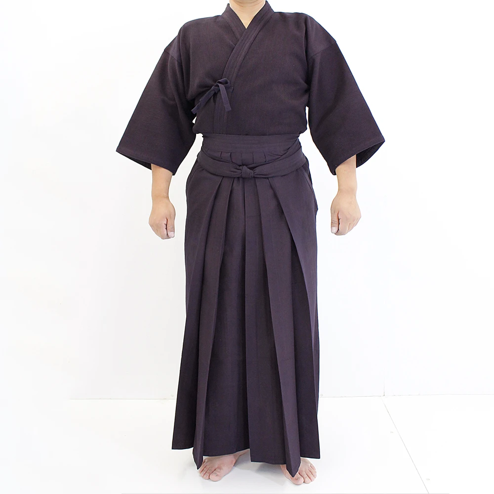 Un kenshi (ou kendoka) vêtu d'un hakama et d'un kendo-gi